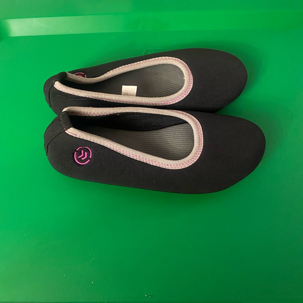 Black womans NWOT Isotoner slippers